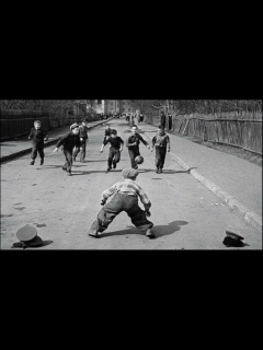 ... αποχαιρετούσε σήμερα τη θεά του.  « Αστέρας Ζαβλανίου ». Η ομαδάρα έχασε 5-0 από τον « Ατρόμητο Βραχνεΐκων ».  Θα έπεφτε πλέον στη Ζ’ κατηγορία. Ερασιτεχνική. 