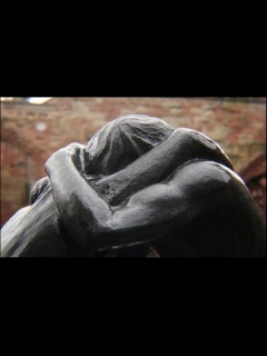 Κουλουριάστηκε. Αγκαλιά-θηλιά έγινε για το κορμί της, για τα μέλη της.