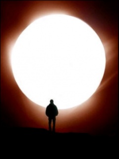 Το φως, τίποτε άλλο, μόνο το φως κάπου ψηλά, απόμακρο και κρύο.