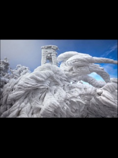Στα παγωμένα βουνά στην χώρα του πουθενά ούρλιαζαν τα θηρία και αλυχτούσαν οι λύκοι...