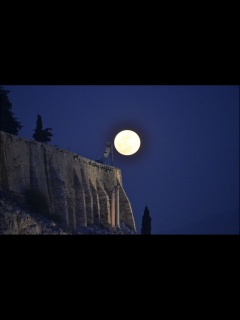 Γέμιζε τις χούφτες της με τον χαρτοπόλεμο, τις σήκωνε, τις άνοιγε προς τον ουρανό κι εκείνες χόρευαν με τον άνεμο, στον άνεμο.